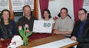 Sie führen den Gewerbeverein (von links): Dorothea Ziehler, Hans Zürcher, Rahel Tobler, Reto Rust und Christian Hildebrand. Rahel Tobler hält einen symbolischen Gutschein in der Hand, der neu in allen drei Obertoggenburger Gewerbevereinen gültig ist. (Bild: Franz Steiner)