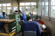 Zwei Jugendliche arbeiten in der Mechanischen Werkstätte des Platanenhofs. (Bild: Tim Frei)