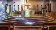 Der Altar rückt näher an die Gemeinde: Chorraumgestaltungen von Bruno Bossart in Flawil (1995, oben und unten links) und Niederwil (2013, unten Mitte und rechts). (Bilder: Hanspeter Schiess)