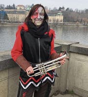 Die 27-jährige Marina Baumann reiste mit ihren Kolleginnen und Kollegen vom «Sprengkommando Bütschwil» am letzten Wochenende nach Prag, um beim Euro-Carneval teilzunehmen. (Bilder: PD)