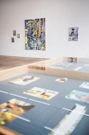 Nikola Irmer: Two horns, 180 x 150 cm, Öl auf Leinen, 2014; davor Vitrine mit Farbstudien. (Bild: Andrea Stalder)