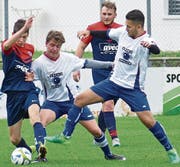 Die A-Junioren der Juniorengemeinschaft Rheineck-Staad (blau-rote Leibchen) kämpfen mit viel Engagement um den Ligaerhalt in der höchsten Ostschweizer Spielklasse. Gegen Tabellenführer Abtwil-Engelburg verlieren sie nur knapp 4:5. (Bild: Ulrike Huber)