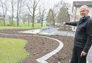Heimleiter Kurt Marti zeigt die neugestaltete Aussenanlage mit Weiher. (Bilder: Philipp Stutz)