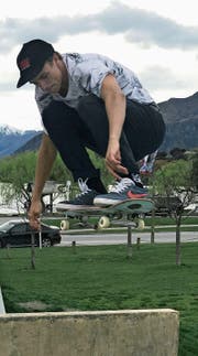 Jan Scherrer bestreitet auch einige Trainingseinheiten auf dem Skateboard. Ambitionen hegt er in dieser Sportart aber keine. (Bild: PD)