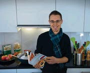 In dieser Küche bereitet der VWL-Student seine veganen Lieblingsgerichte vor. (Bild: Ralph Ribi)