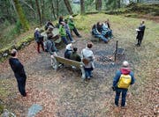 Die Kunstschaffenden und Organisatoren besichtigen die Ruine Rüdberg, wo am 9. September die Vernissage von «Weiter» stattfindet. (Bild: PD)