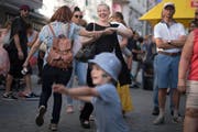 Ein Tänzchen in Ehren: Beste Stimmung in der St.Galler Innenstadt. (Bild: Benjamin Manser)