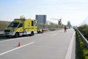 Die Motorradfahrerin verletzte sich unbestimmt und musste ins Spital geflogen werden. (Bild: KAPO)