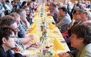 Die 227 Rebsteiner Ortsbürger genossen das Zusammensein im Progy-Zentrum. (Bild: Thomas Widmer)