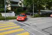 Das Kind war mit einem Trottinett unterwegs.
