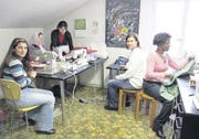 Kursleiterin Maria Tselouko mit den Kursteilnehmerinnen, Chasmat aus Tschetschenien, Yesim aus Kurdistan, Tanja aus Russland und Karen aus Kenia (von links). (Bild: Susi Miara)
