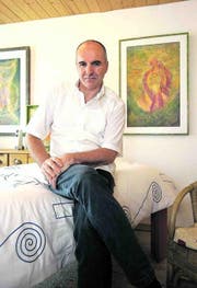 Beruf Heiler: Manchmal hat Peter Graus nach der Behandlung eines Patienten zündrote Handflächen. (Bild: Hanspeter Schiess)