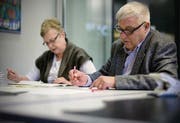 Abteilung Kontrolle prüft die von Hand eingegebenen Wahlzettel. (Bild: Benjamin Manser)