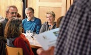 Hans Dischl (Bildmitte), Gründungsmitglied des Natur- und Vogelschutzvereins Oberhelfenschwil, wurde an der Hauptversammlung im Restaurant Frohe Aussicht am Montagabend zum Ehrenmitglied ernannt. (Bilder: Urs M. Hemm)