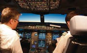 Über Irland taucht die Sonne auf. Eineinhalb Stunden fehlen bis nach Genf, die Piloten planen bereits die Landung. (Bilder: Philippe Reichen)