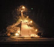 Die Schanzen in der Kollersweid sehen beleuchtet aus wie Skulpturen. (Bilder: Christiana Sutter)