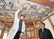 Mauro Ferrari und Ingo Gschwend in der Stube mit der über 300 Jahre alten Renaissance-Decke. Gewusst hat man von ihr vor der Renovierung der Wohnung nichts. Sie kam unter jüngeren Deckenschichten zum Vorschein. (Bild: Max Tinner)