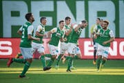Roman Buess trifft herrlich zum 3:0 und lässt sich von seinen Teamkollegen feiern (Bild: BENJAMIN MANSER (KEYSTONE))