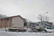 Die Baugespanne bei der Turnhalle Wier zeigen die Masse des neuen Schulhauses an. (Bilder: Sabine Schmid)