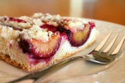 Was tun, wenn man an ein Geburtstagsfest eingeladen ist und das Kuchenbuffet so verlockend ist? Die Antwort für all jene, die fasten, ist einfach: Verzichten. (Bild: Fabienne Engbers / iStockphoto)