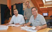 Die Verträge sind unterschrieben, von links: Michael Sutter, Felix Forster und Max Keller. (Bild: Beat Lanzendorfer)