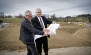 Kurt Alabor (links) und Thomas Müller auf der Deponie Unterbüel. (Bild: Ralph Ribi)