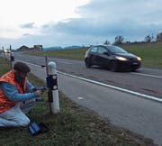 An den Leitpfosten wurden auffällige blaue Reflektoren montiert. (Bild: PD)