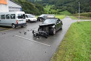 Ein 19-Jähriger wurde beim Unfall leicht verletzt. (Bild: Kapo SG)