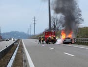 Die Feuerwehr musste die Autobahn kurzzeitig sperren. (Bild: Kapo SG)