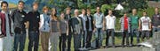 Sie haben Grund zum Feiern, von links: Seraya Takahashi (Informatiker, Note 5,1), Severin Hutter, Sandro Hess, Franziska Hasler (Note 5,1), Monica Olivera, Angela Pfister, Raphael Zäch (Kauffrau/Kaufmann), Paul Lüchinger, Leiter Berufsbildung der Firma Jansen, Manuel Dietsche (Note 5,2), Markus Wüst (Konstrukteur, Note 5,5), Manuel Frei (Kunststofftechnologe, Note 5,6), Christian Bont (Logistiker), Luca Baumgartner, Michael Dietsche (Note 5,3), Patrick Marquart und Reto Schiefer (Polymechaniker). (Bild: Kurt Latzer)