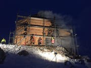 Die Feuerwehr Wildhaus-Alt St.Johann ist infolge eines Brandes der Zwinglipasshütte in Wildhaus im Löscheinsatz. (Bild: pd)