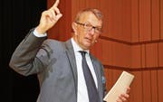 Jörg Neumann gab in Flawil Tipps, wie ein Unternehmen seine Kunden durch Verblüffung als Fans gewinnen könne. (Bild: Christof Lampart)