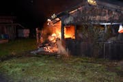 In Altstätten geriet am Donnerstagabend ein Schrebergartenhaus in Vollbrand. Die Ursache ist noch unklar. (Bild: Kapo SG)