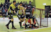 Die Gators, im Bild Philipp Heule (links) und Martin Ostransky, versuchten alles – der Ball wollte aber nicht oft genug ins Tor. (Bild: Yves Solenthaler)