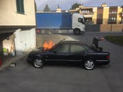 Am Mercedes entstand beim Motorbrand Totalschaden. (Bild: Kapo SG)