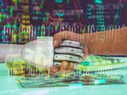 ROBO Advisor concept. Man and robot hand shaking on abstract investment management background. (Bild: Fotolia)