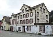 Seit Jahren präsentiert sich der «Ochsen» in Reute in schlechtem Zustand. In den kommenden Monaten soll das Gebäude in ein Wohnhaus umgewandelt werden. (Bild: Peter Eggenberger)