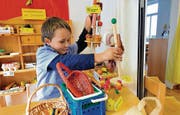 Im «Kindergartenladen zur Sonnenblume»: Niemand zwingt Jean-Luc, statt Glace «Eis» zu sagen. (Bild: Hanspeter Schiess)