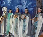 Fünf Mitglieder des Chors, dem folgende Personen angehören: Andreas Bont, Urs Weber, Fabienne Heeb, Remo Egger, Gabriela Dietsche-Goldener, Irina Klein, Karolin Gschwend, Nathalie Egger-Stieger, Nicole Kast. Zum Musik-Ensemble zählen: Karl Schwendener (Violine), Raphael Brunner (Akkordeon), Sibylle Wiget (Flöten), Goran Piljic (Bass), Georgios Mikirozis (Perkussion) und Urs Stieger (Häxaschitt). (Bild: Andrea C. Plüss)