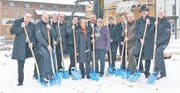 Gestern am Spatenstich: (v. l.) Karl Heinz Hehle (Gastro Vorarlberg), Markus Bänziger und Björn Lutze (Bänzigers Architektur AG), Walter Höhener (Gastro AR, Urnäsch), Kaspar Wetli jun., Dorli Schmid, Kaspar und Susanne Wetli (alle vier von Schmid Wetli), Jakob Schegg (Gemeindepräsident in Berneck), Reto Monsch (Alpha Rheintal Bank), Paul Klee (Bauingenieur), Josef Müller (Gastro St. Gallen) und Andreas Allenspach (Culinarium SG). (Bild: Bea Sutter)