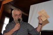 Der Muotathaler Wetterprophet Martin Holdener bei seinem Vortrag in Krummenau. (Bild: Adi Lippuner)