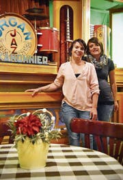 Nadja Haab (links) und Eliane Lepri führen das mechanische Musikmuseum weiter, das ihr Vater Fredy Künzle in den 70er-Jahren eröffnet hat. Hier präsentieren sie ihr Lieblingsobjekt aus der Sammlung, eine holländische Tanzorgel. (Bild: Anina Rütsche)