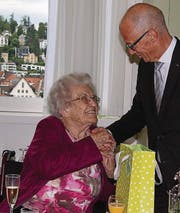 Stadtpräsident Thomas Scheitlin gratuliert Gertrud Hertrich. (Bild: Miryam Koc)