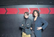 Organisatorin Katharina Marx (links) will vermehrt Künstler wie Nadine Wismer in ihre Veranstaltungsreihe integrieren. (Bild: Urs Bucher)