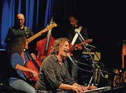 Pippo Pollina, zwei Tage vor seinem Fünfzigsten, dynamisch und druckvoll auch seine hochkarätige Band. (Bild: Michael Hug)