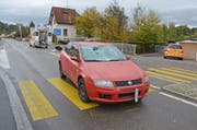 Ein 23-jähriger Lenker war am Sonntagmorgen stark alkoholisiert unterwegs und erfasste einen 90-Jährigen beim überqueren des Fussgängerstreifens. Das Foto von der Kantonspolizei Thurgau lässt vermuten, dass der Fussgänger mit einer grossen Wucht gegen die Windschutzscheibe geprallt sein muss. (Bild: pd)