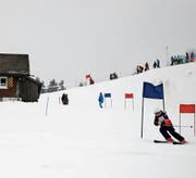 Anouk Fässler fährt die Tagesbestzeit Mädchen. Im Hintergrund die öffentliche Skihütte Stangen des Skiclubs. (Bild: PD)