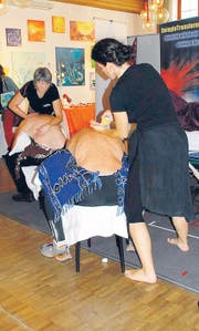 Bewegte Massagen: Inmitten der Gesundheitsmesse wird dynamisch massiert.
