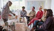 Aufmerksam folgen die Workshopteilnehmer den Ausführungen von Kursleiterin Verena Brassel. Ganz links Alican Ayerdem aus Widnau und Pascal Frei aus Rüthi. (Bild: pd)
