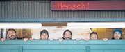 Der Regisseur Jonas Knecht (links) mit seinem Team im Markthäuschen während der Proben zum Live-Hörspiel «Mensch». (Bild: Urs Jaudas)